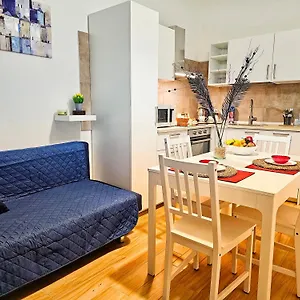  Appartamento A Pirri, Via E. Toti. Cagliari. Rosas Rooms. Italia